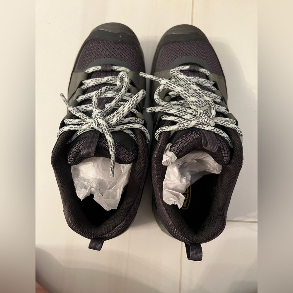 Keen Oakridge women’s hiking, shoe size 6, new in box